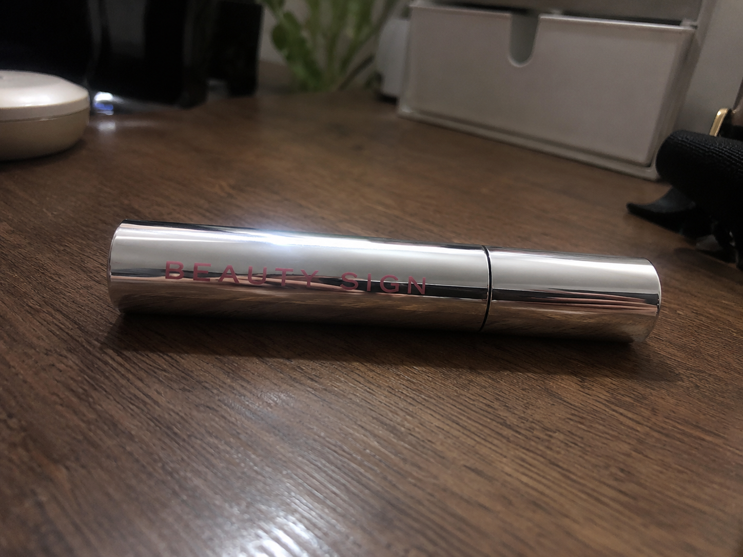 The brush is easy to control, even for the inner corners and lower lashes.