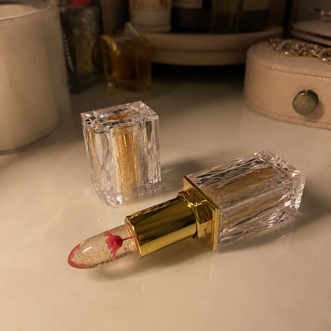 This lip balm is both pretty and useful, I really like it.