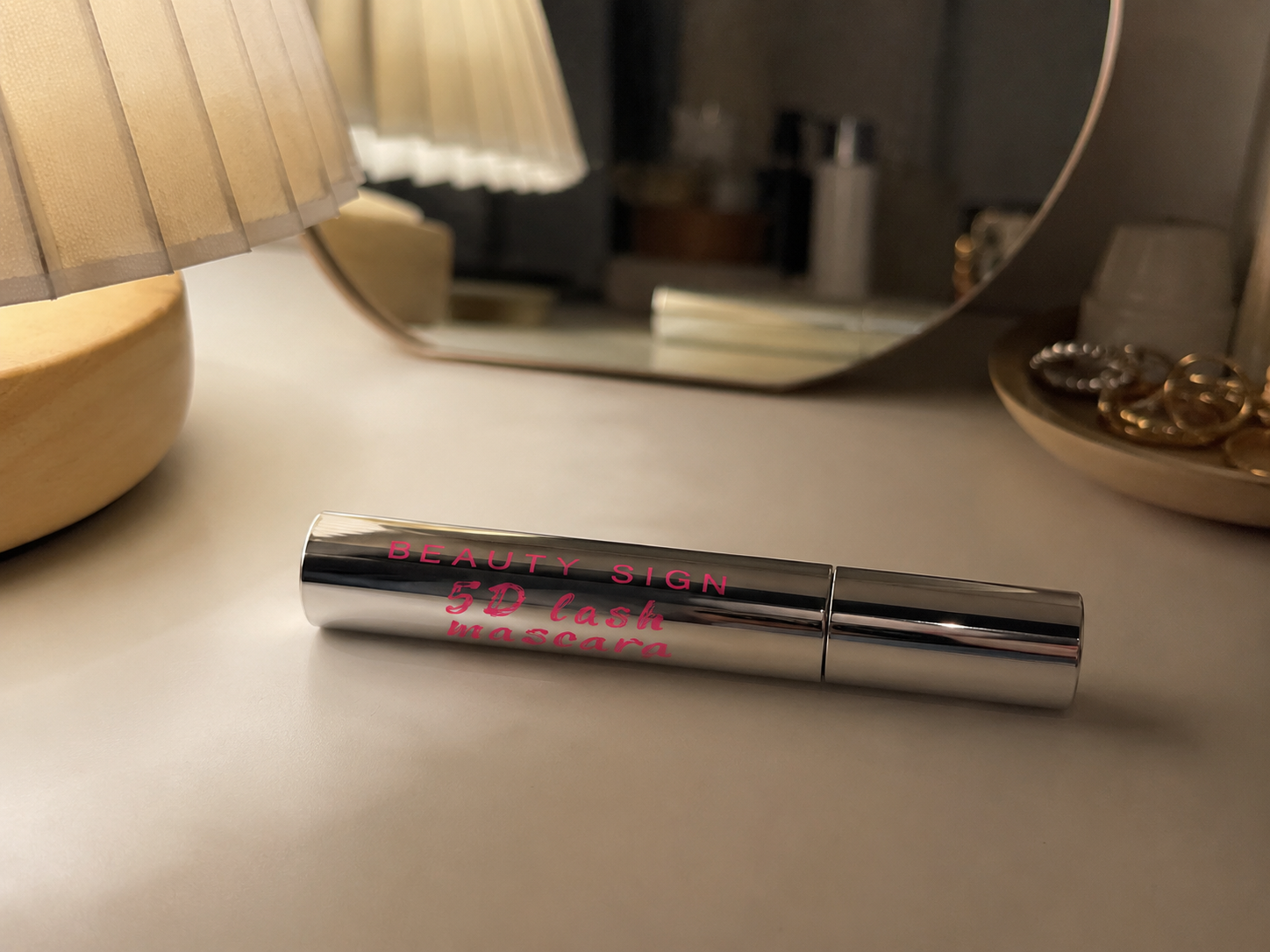 The formula is smooth, lightweight, and stays in place throughout the day.